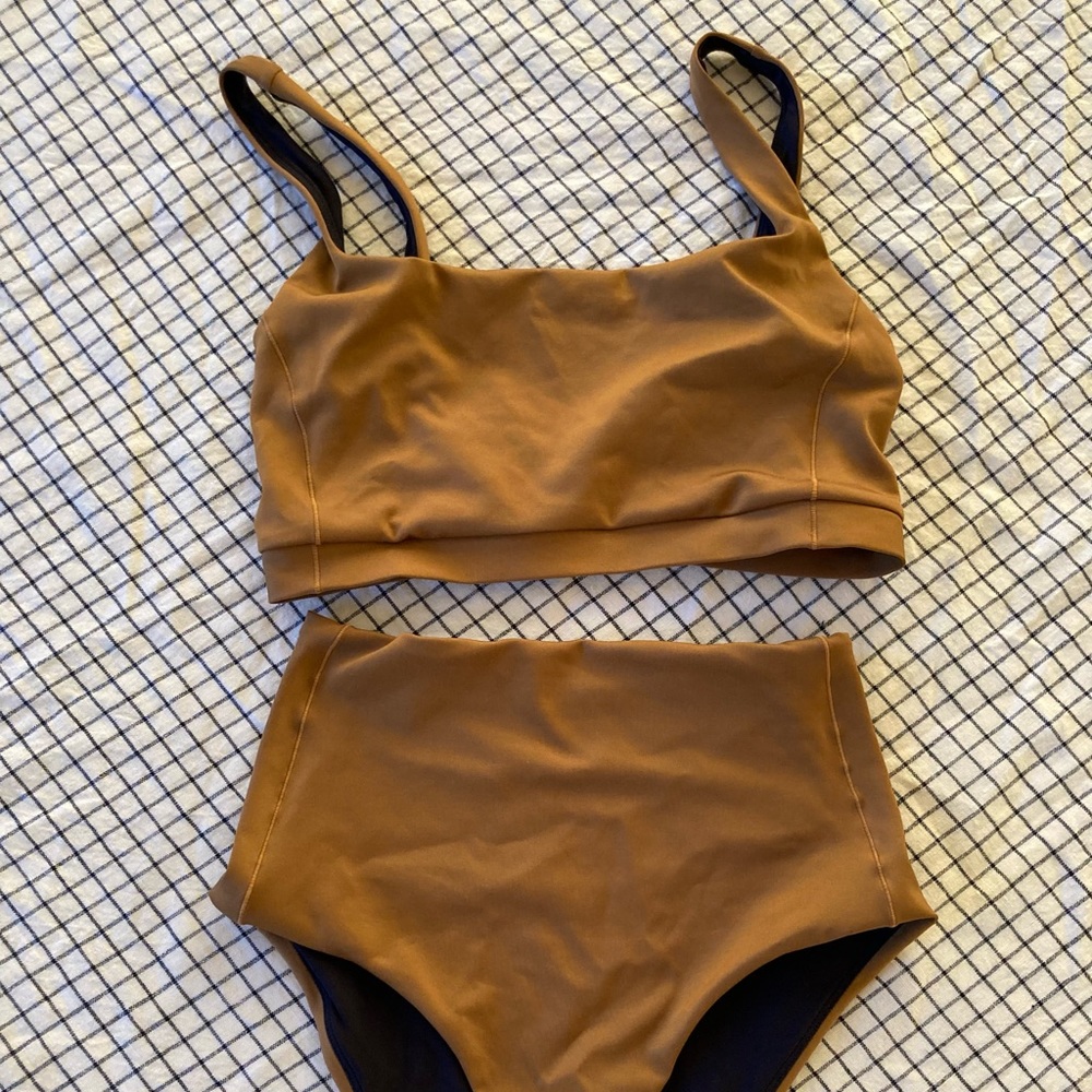 Left on Friday Top Shelf Bikini Top & Hi-Tide High waisted bottoms EUC